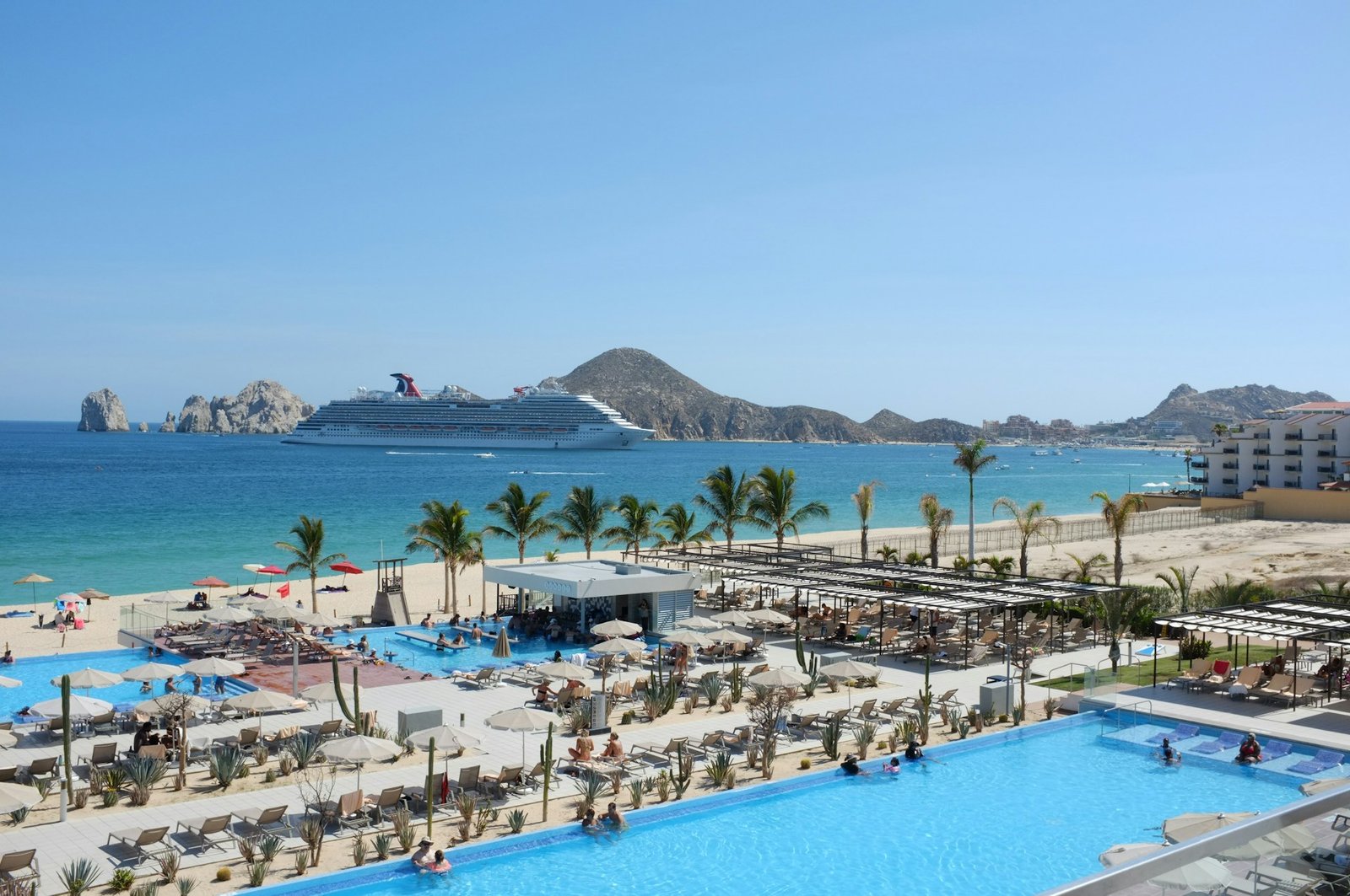 Playa de Cabo San Lucas con vista al iconíco Arco
